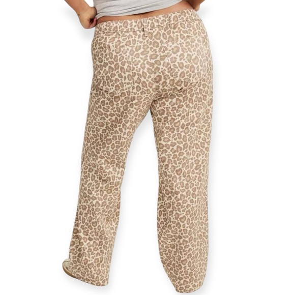 Torrid Weekend Mid Rise Wide Leg Leopard Pant - Picture 2 of 14